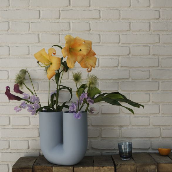 Blumen sprechen Bände, Vasen setzen die Akzente. 🩵 #sonntags 
.
.
.
.
.
#cassasmoebel #wirliebenmöbel #homedecor #homebase #blumenliebe #vasenkunst #interiordeko #homedecor #blumendeko #wohnideen #dekoliebe #raumgestaltung #blütenzauber #dekoinspiration #zuhauseschön #pflanzenfreude #wohlfühlzuhause #stilvollewohnen #naturimhaus